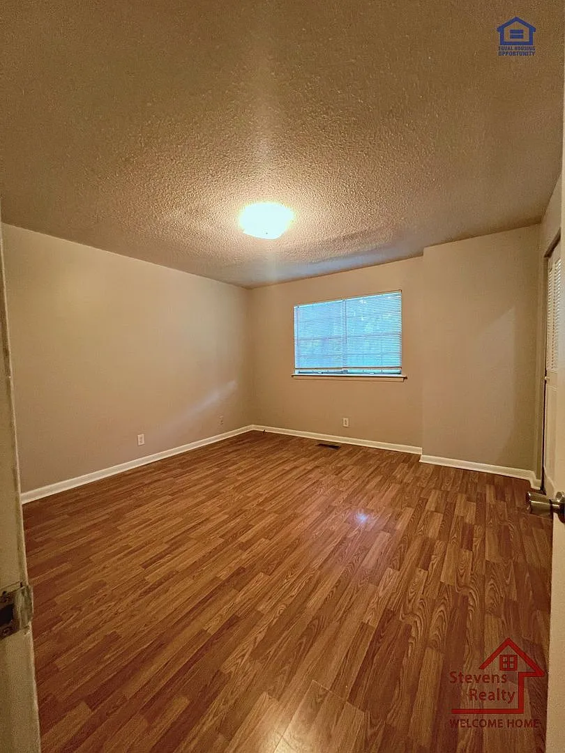Condo tucked away in a quiet area — Photo 4