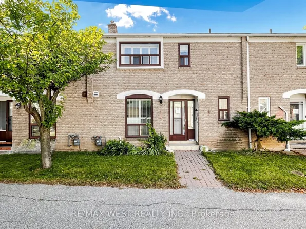 25 Gosford Blvd #24, Toronto, ON M3N 2G7