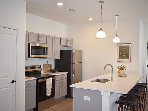 2 Bedroom / 2 Bathroom (Chris)