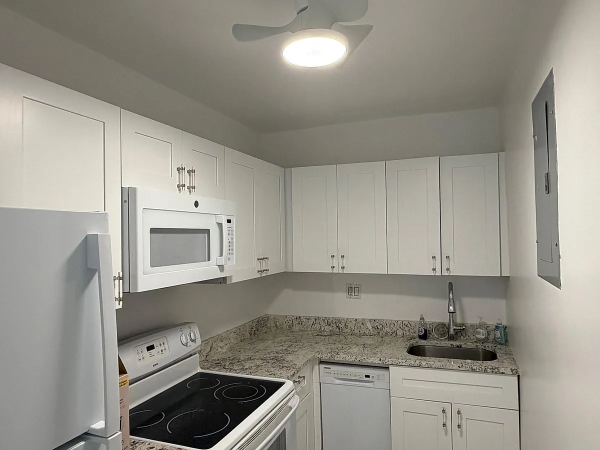 Building Photo - 3000 Riomar St #703