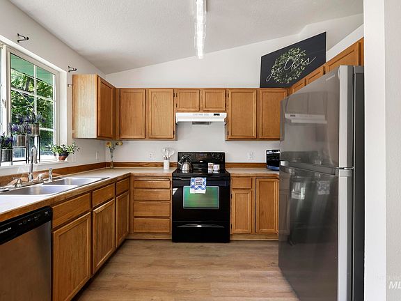 5th image of 180 Lake St E #D