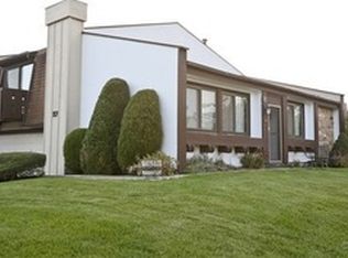 27 Westwood Ct, Indian Head Park, IL 60525
