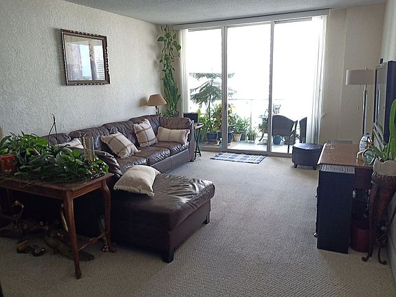 3rd image of 19390 Collins Ave APT 712