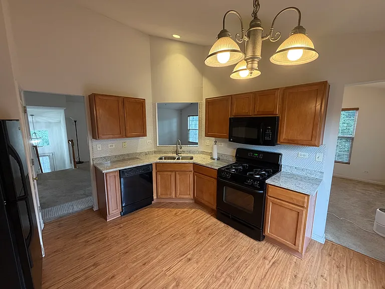 465 Metropolitan St — Photo 2