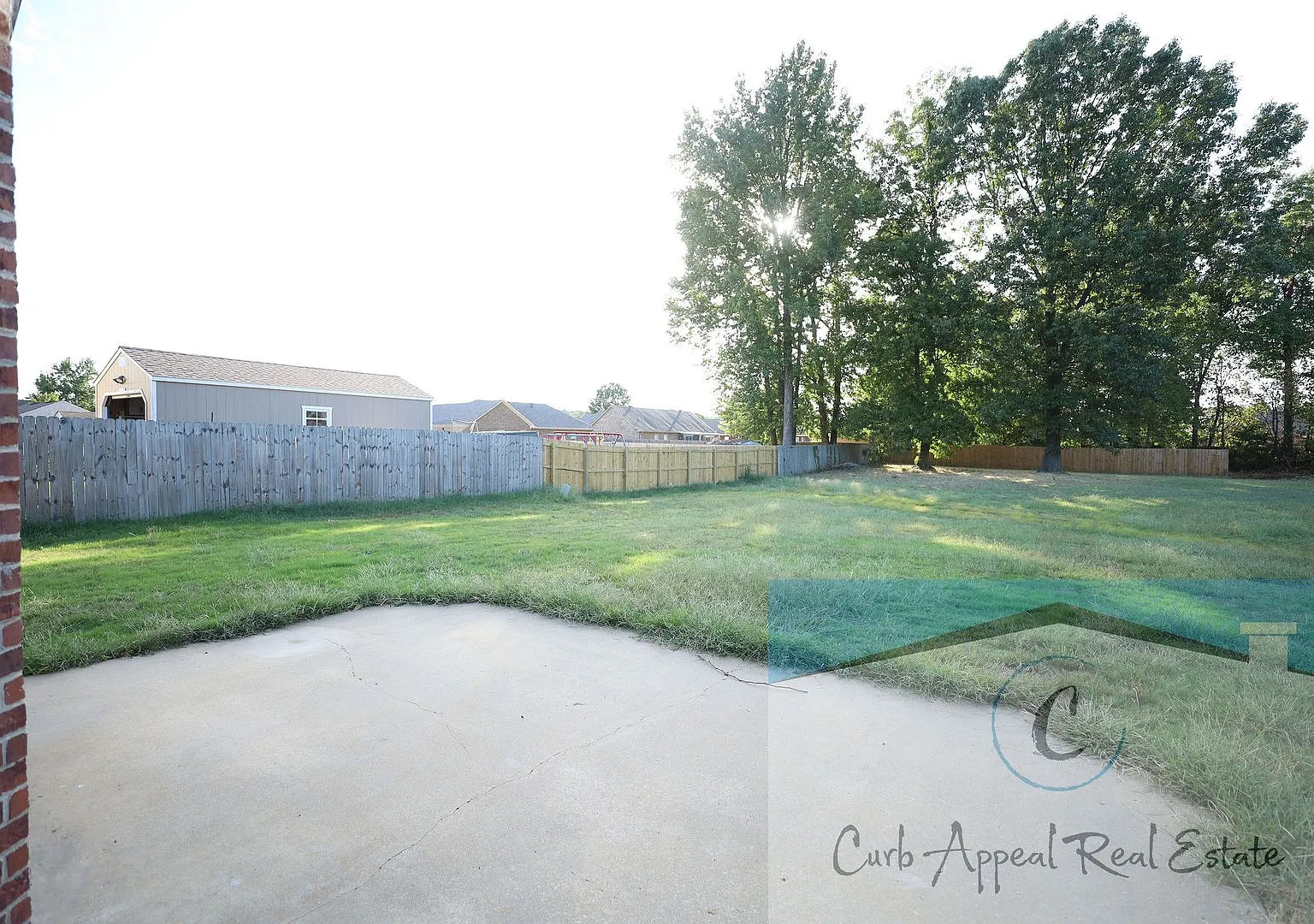 Beautiful 3 Bedroom Home with 2-Car Garage, Fireplace & Storm Shelter Jonesboro! — Photo 4