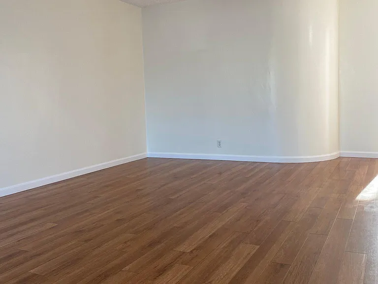 909 E Maple St #5 — Photo 4