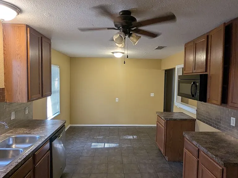 912 Red Bud Dr — Photo 6