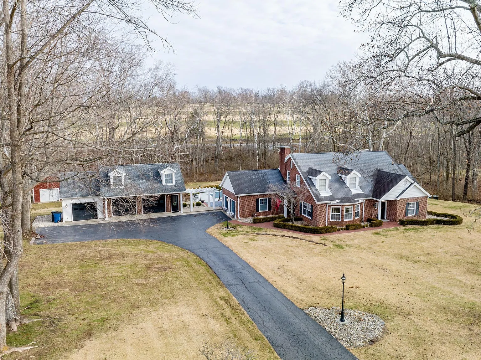 225 Valley Dr photo 1