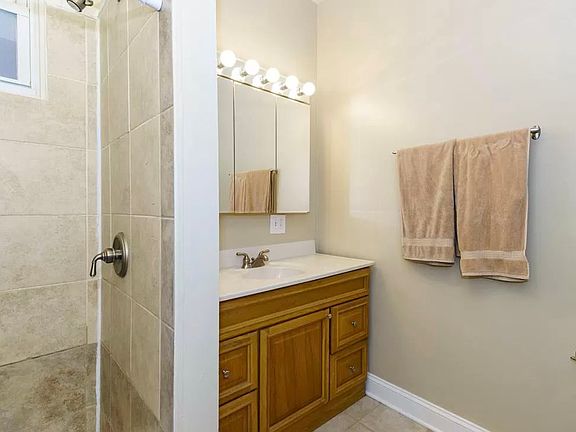 5th image of 1702 N Rockwell St #1