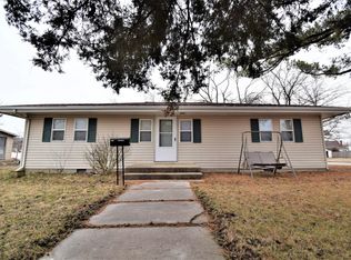 201 West St, Flora, IL 62839