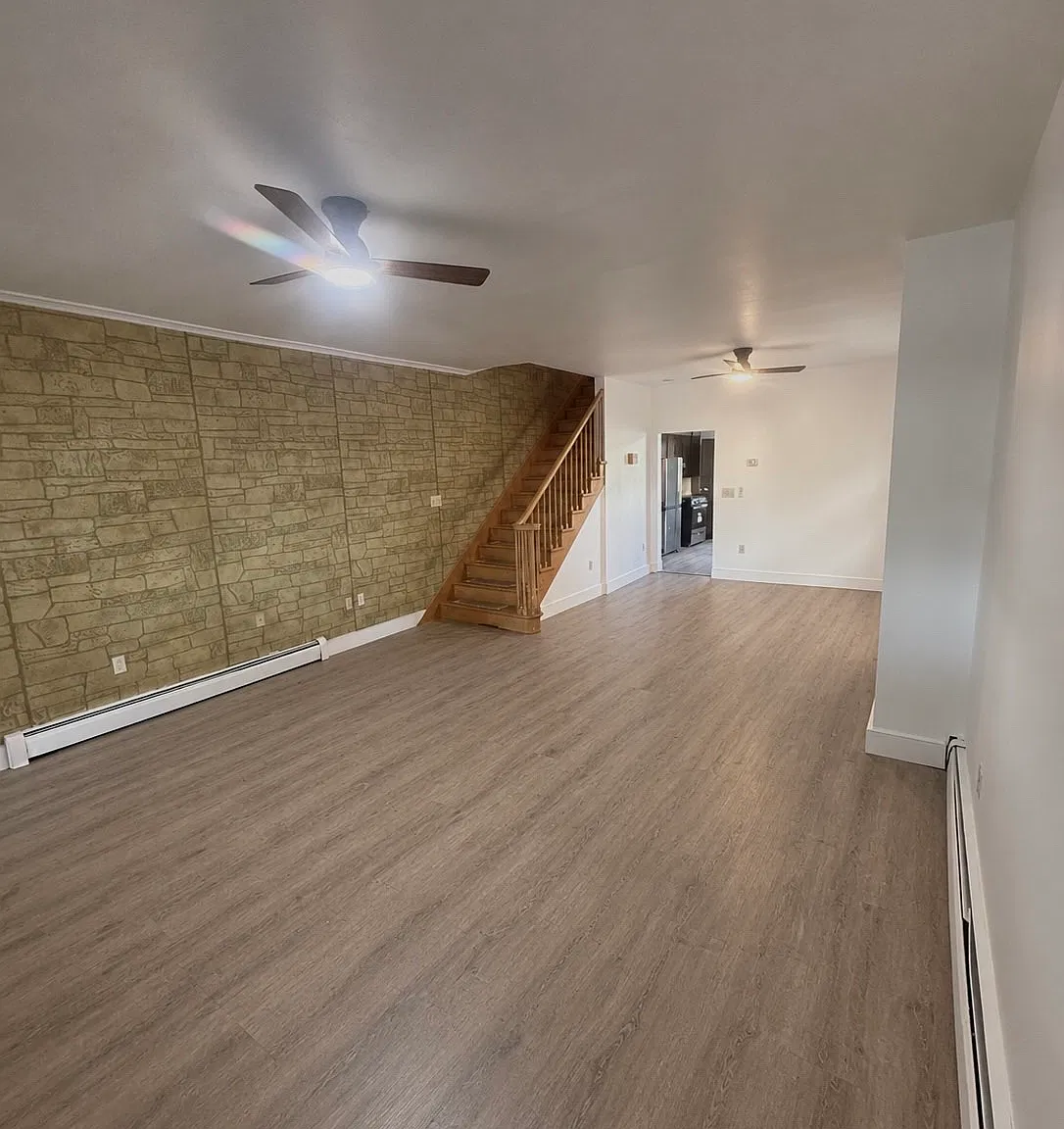 5 bed, 1900 sqft, $2,000 — Photo 2