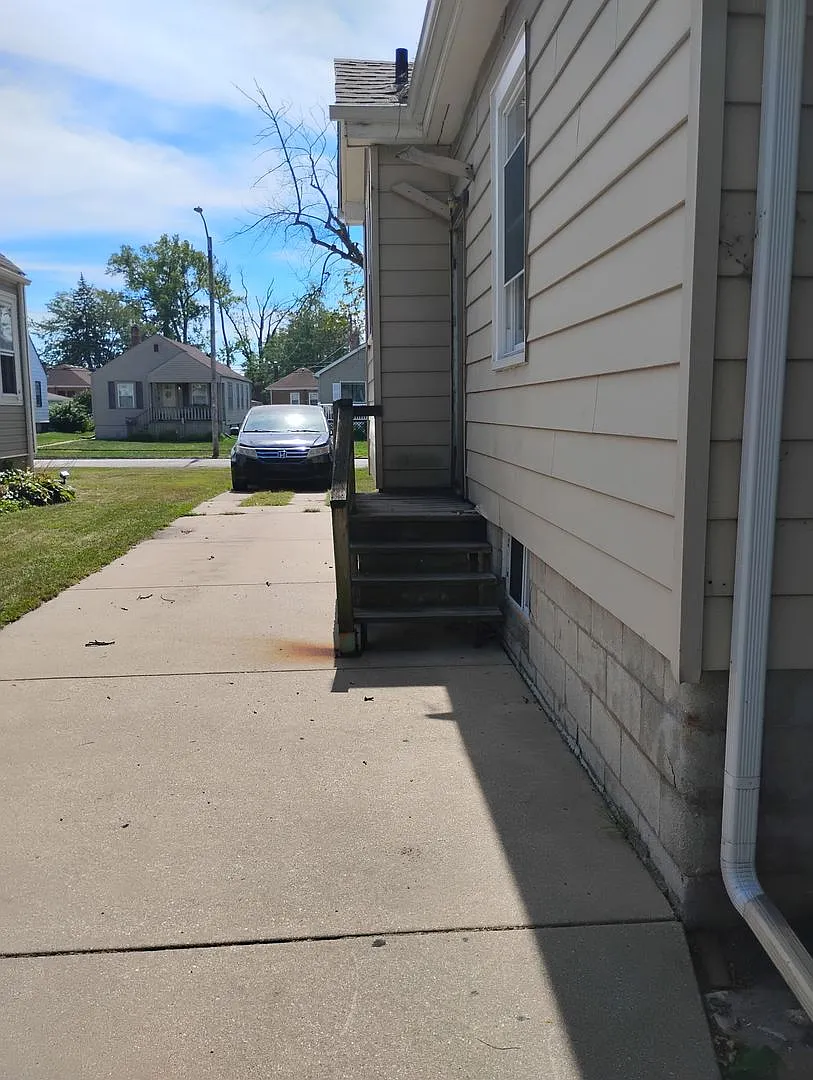 3 Bedroom House with full unfinished basement — Photo 4