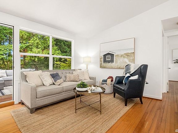 2nd image of 1574 Parkview Dr NE #4
