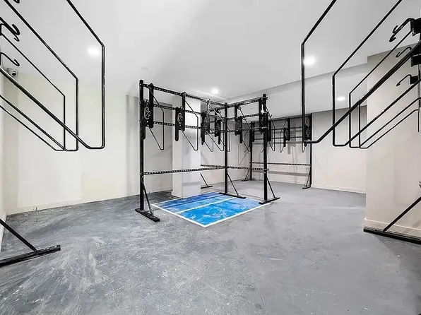 91-09 Roosevelt Avenue image 8 of 10