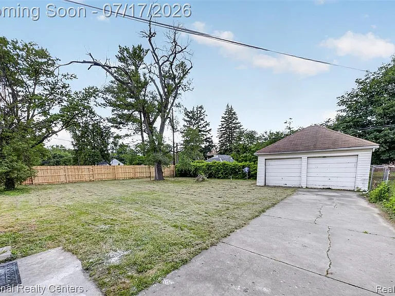 13527 Winthrop St — Photo 47