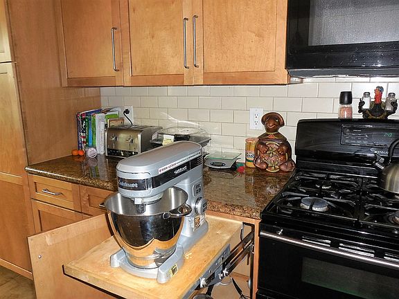 4th image of 8166 Derbyshire Cir