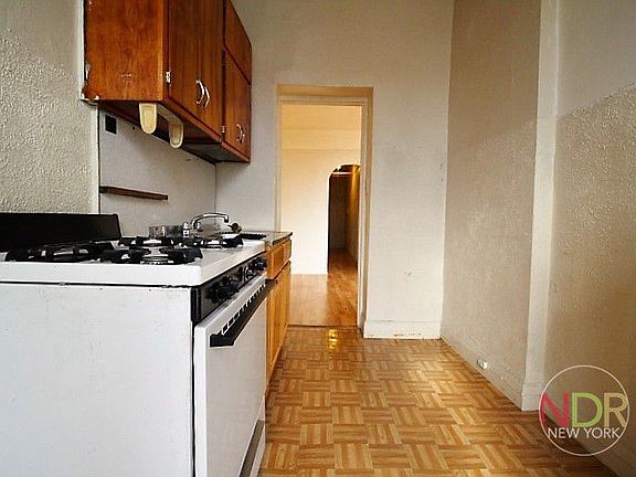 3rd image of 156 Vernon Ave APT 4B