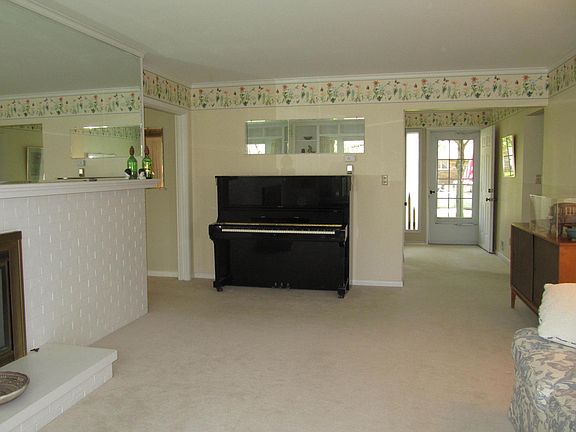 LIVING RM & FRONT ENTRANCE