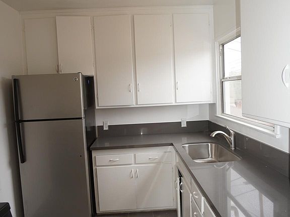 5th image of 2624 S Barrington Ave #2624