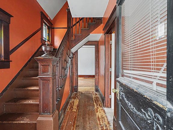 4th image of 905 E Pells St