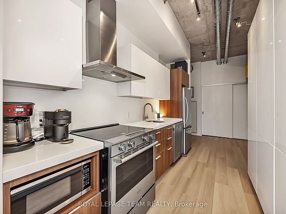 5th image of 360 McLeod St #905