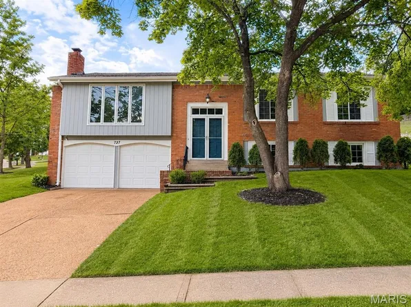 737 Country Heights Ct, Ballwin, MO 63021