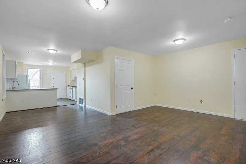 2 bed, 1.0 bath, 1100 sqft, $2,900 — Photo 2