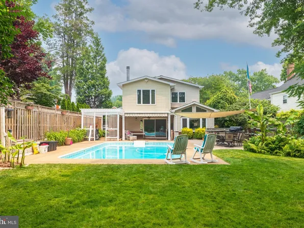 5888 14th St N, Arlington, VA 22205