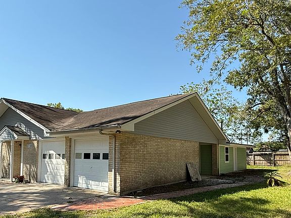 2nd image of 2715 Meadow Ln