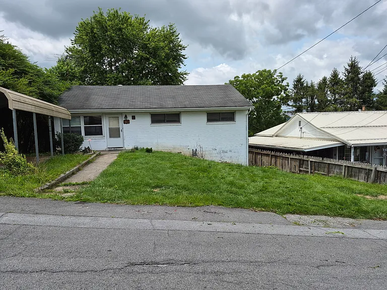 210 Foster St — Photo 2