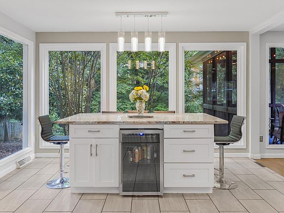 3rd image of 8 Sugarberry Dr