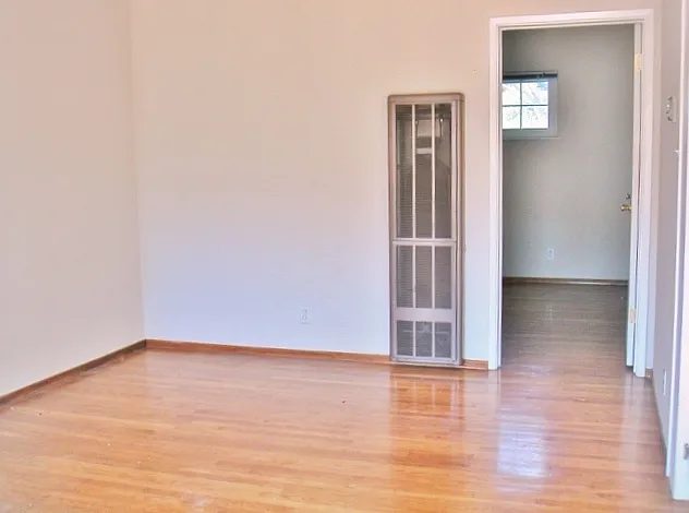1025 Boranda — Photo 3