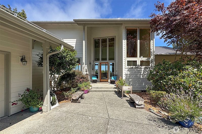 3rd image of 1668 Freshwater Bay Road