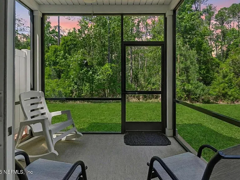 381 Richmond Dr — Photo 2