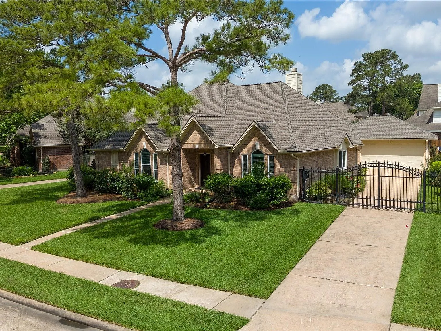 4 bed, 2.0 bath, 2232 sqft, $2,600 — Photo 2