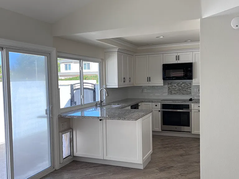 18 Eastlake — Photo 4