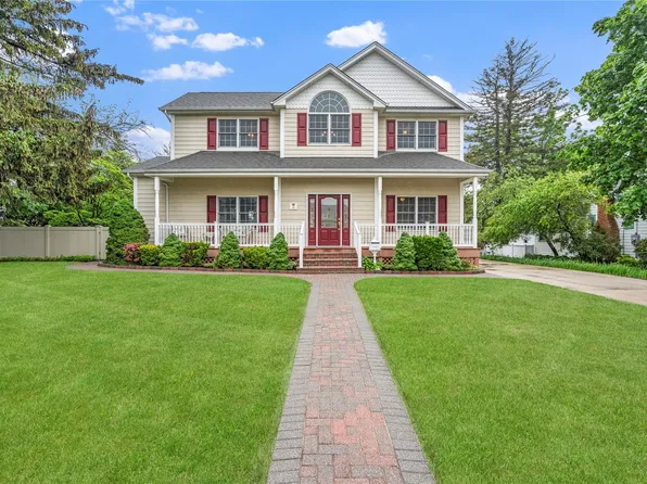 10 Stewart Street, East Islip, NY 11730