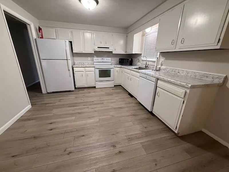 3 bed, 1.5 bath, 1200 sqft, $2,200 — Photo 4
