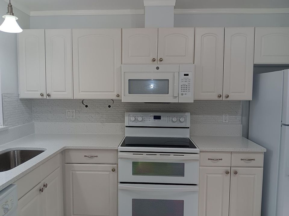 1st image of 523 Bristol Dr