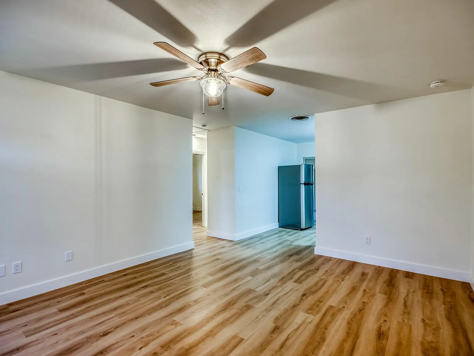 3 bed, 1.5 bath, 1073 sqft, $2,200 — Photo 4