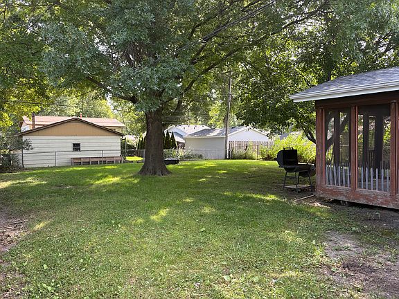 2nd image of 3621 Clover Hills Dr