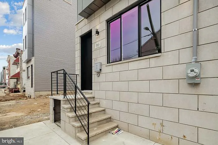 1931 Nicholas St — Photo 1