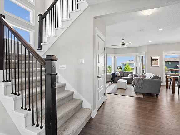4th image of 555 NE Bellflower Ct