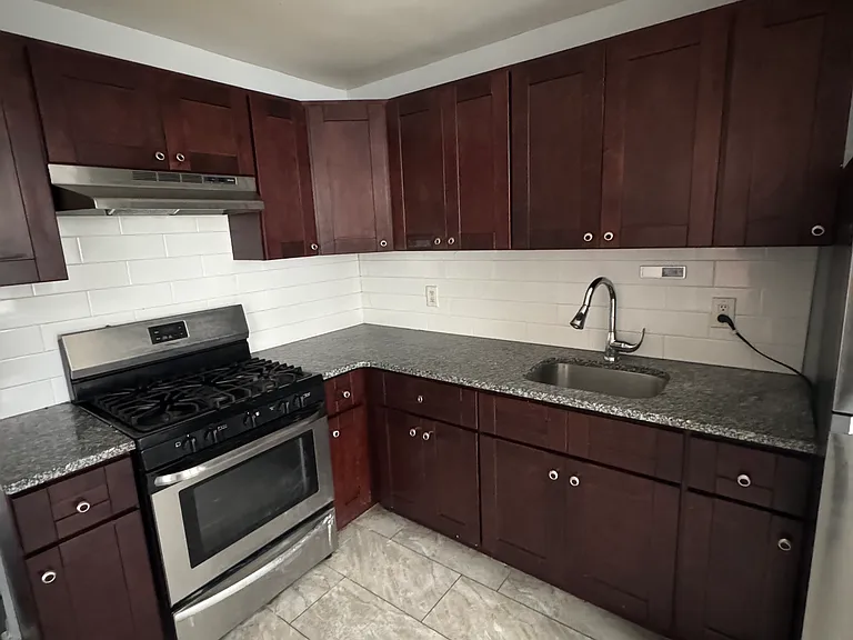 841 Bridge St — Photo 8
