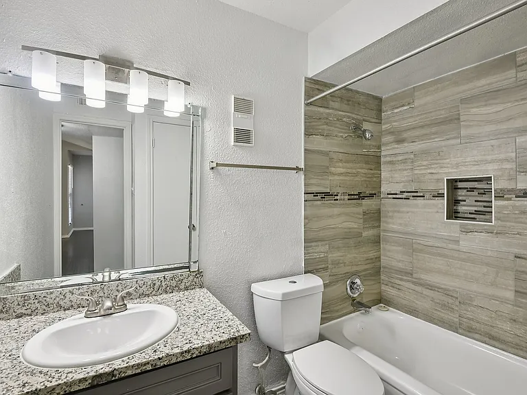 20-web-or-mls-Briar Forest Dr-S1303-020