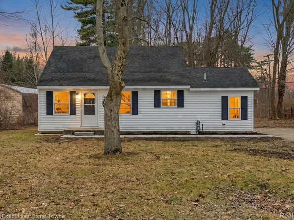 3981 Pine Grove Ave, Fort Gratiot, MI 48059