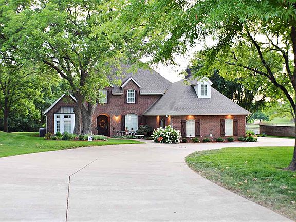 2nd image of 816 S Oakridge Dr