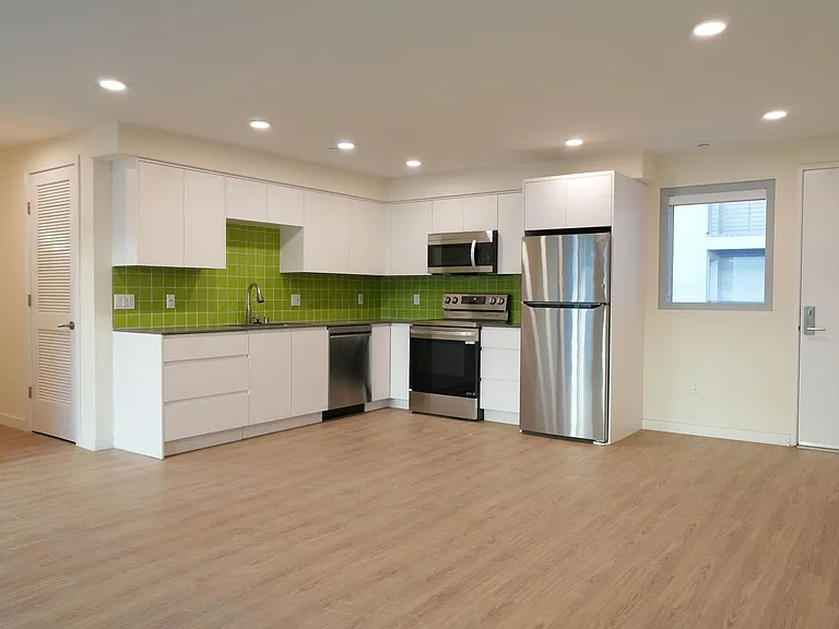 Brand New Luxury Homes! W/D, Balcony & Parking! — Photo 28