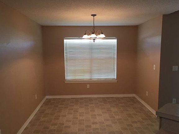 4th image of 35 Kathleen Dr