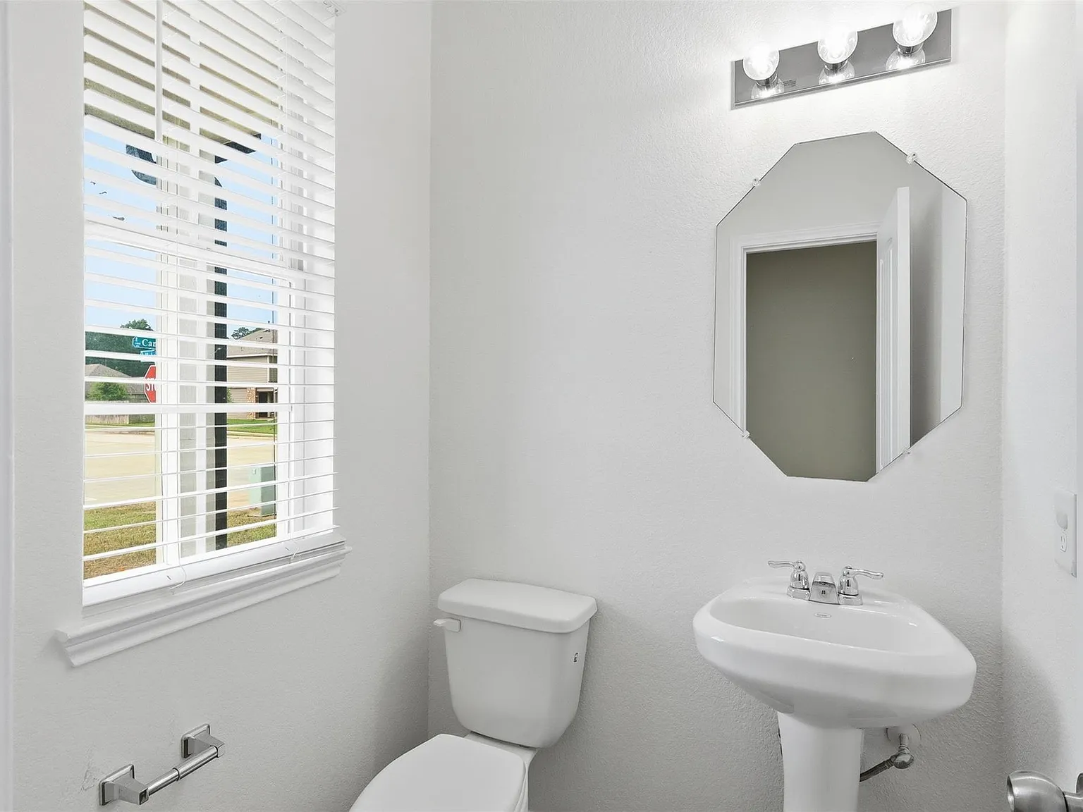 4 bed, 2.5 bath, 2236 sqft, $2,100 — Photo 4